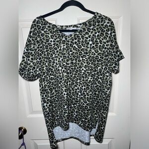 Women's Zenana Leopard Print Soft Short Sleeve V Neck Top L